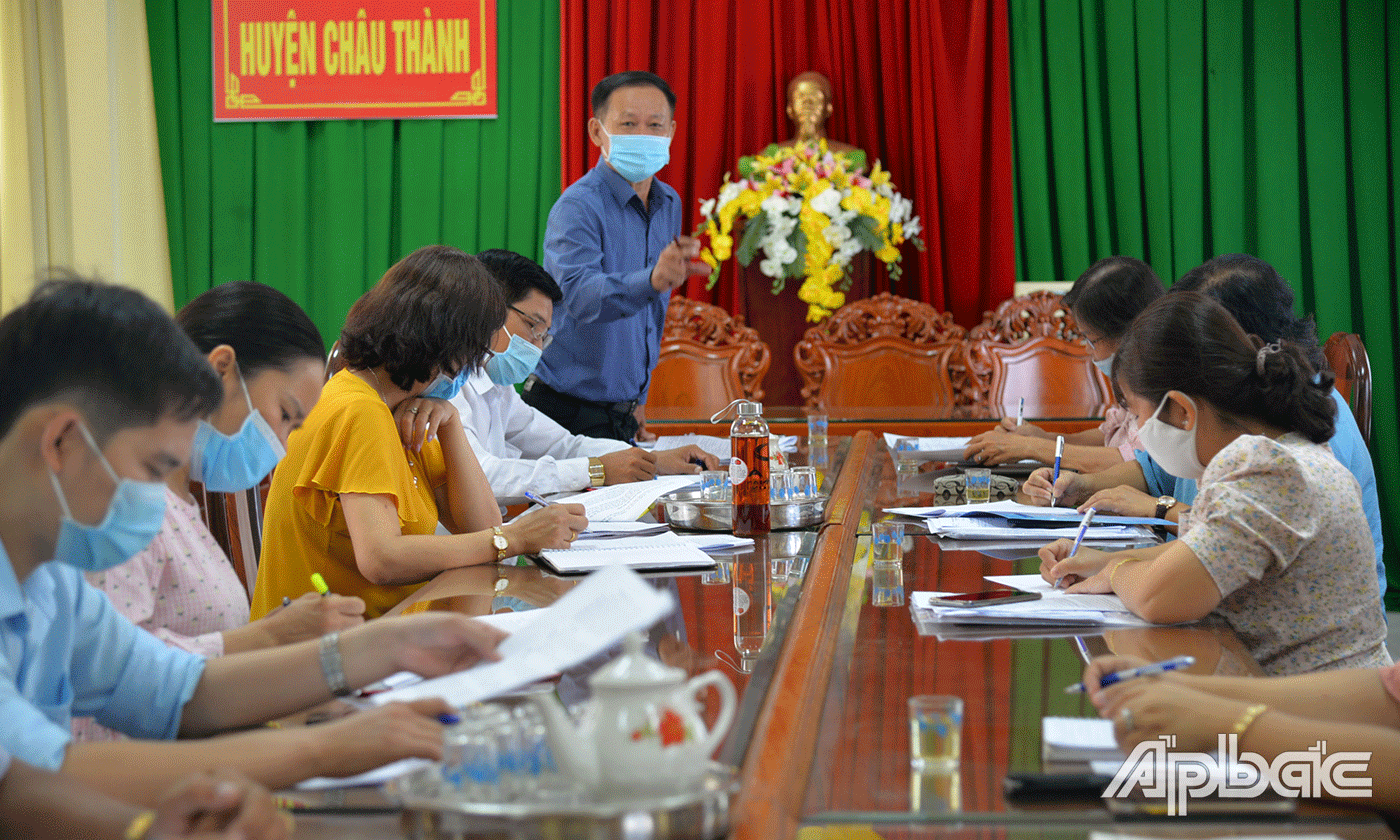Đồng chí Lý Hoàng Chiêu phát biểu ý kiến trong buổi giám sát tại Ủy ban bầu cử huyện Châu Thành.