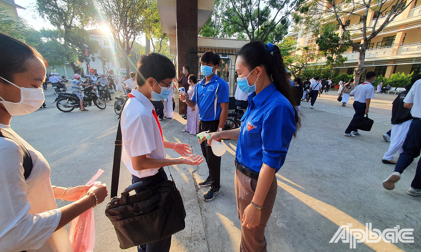 Nhiều trường học trên địa bàn tỉnh chủ động đo thân nhiệt, rửa tay sát khuẩn cho học sinh (Ảnh chụp tại Trường THCS Lê Ngọc Hân, TP. Mỹ Tho). 