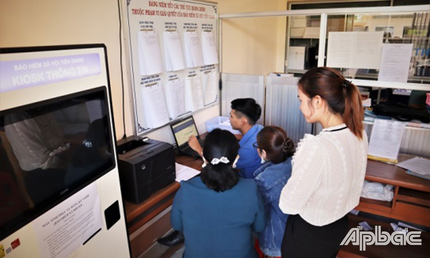 Hướng dẫn người tham gia BHXH, BHYT đăng ký, cài đặt ứng dụng VssID tại bộ phận TNHS & TKQ - BHXH tỉnh Tiền Giang.