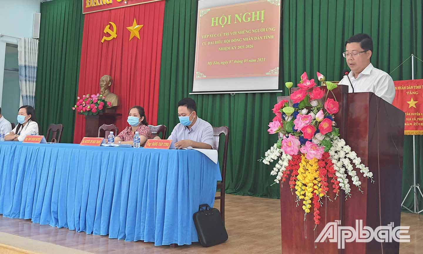 Ứng cử viên Trần Thanh Nguyên, Tỉnh ủy viên, Bí thư Huyện ủy Cái Bè trình bày chương trình hành động tại buổi tiếp xúc.