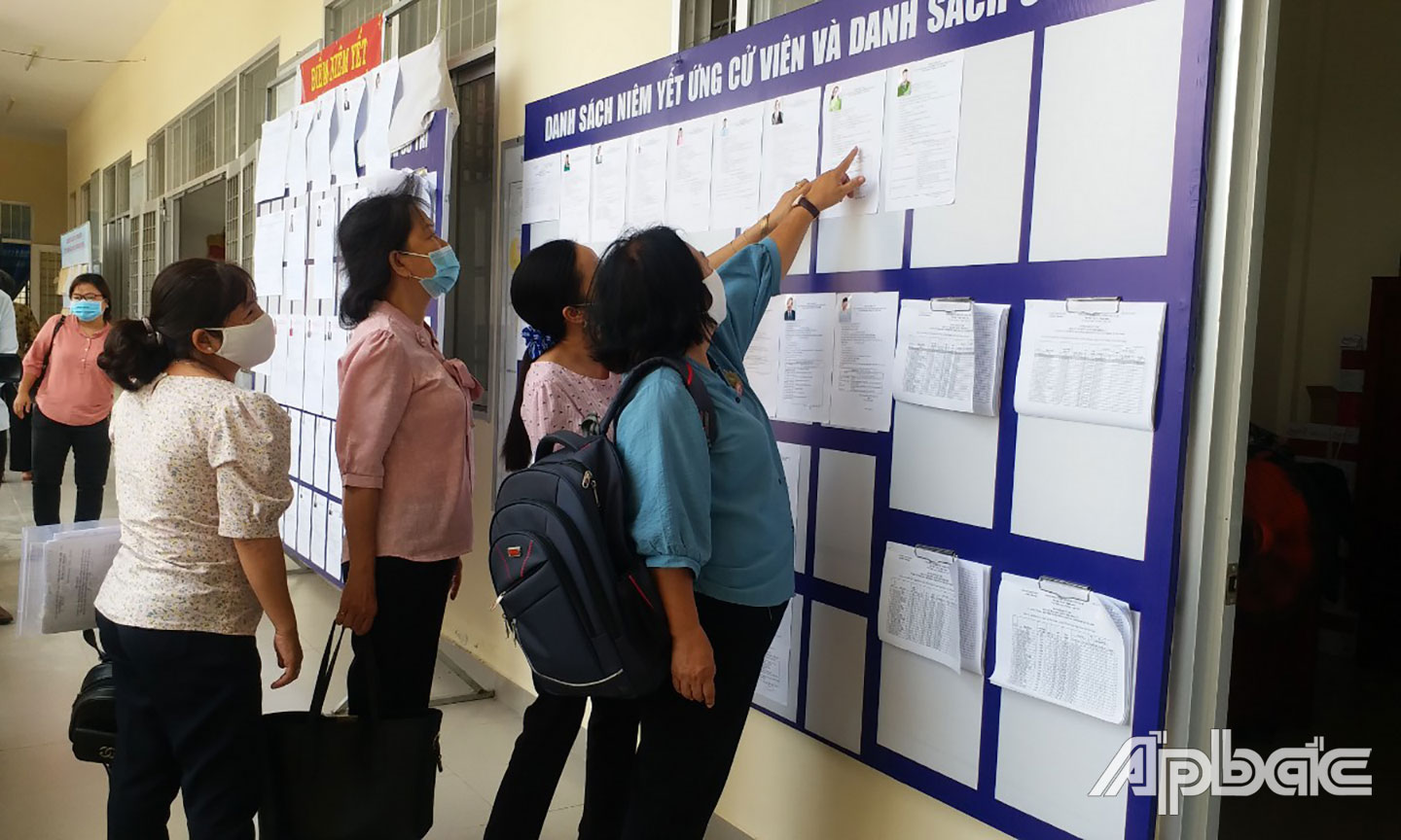 kiểm tra danh sách niêm yết ƯCV tại UBND xã Phú Phong, Châu Thành.
