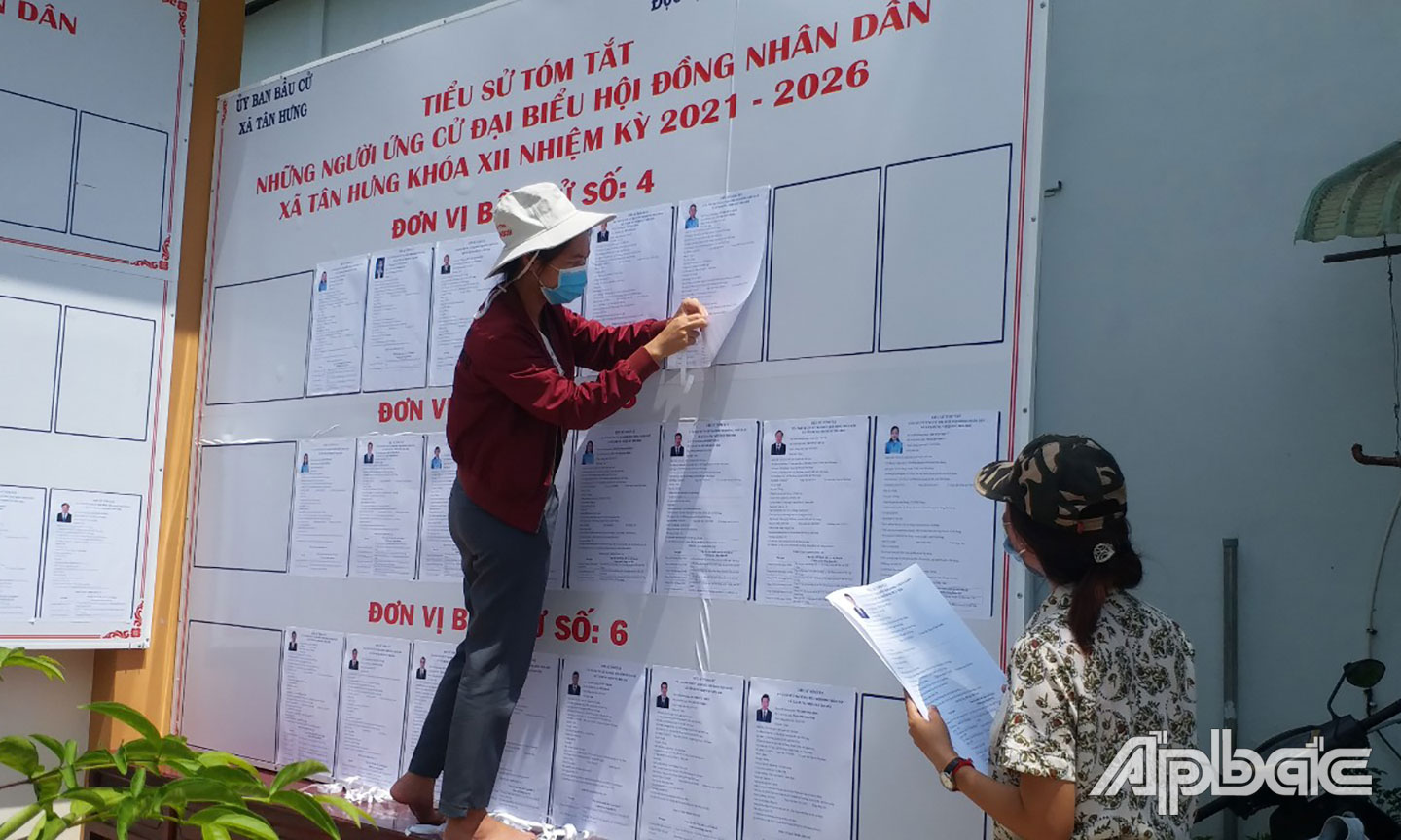 Niêm yết danh sách ứng cử viên  tại nhà văn hóa xã Tân Hưng, huyện Cái Bè.