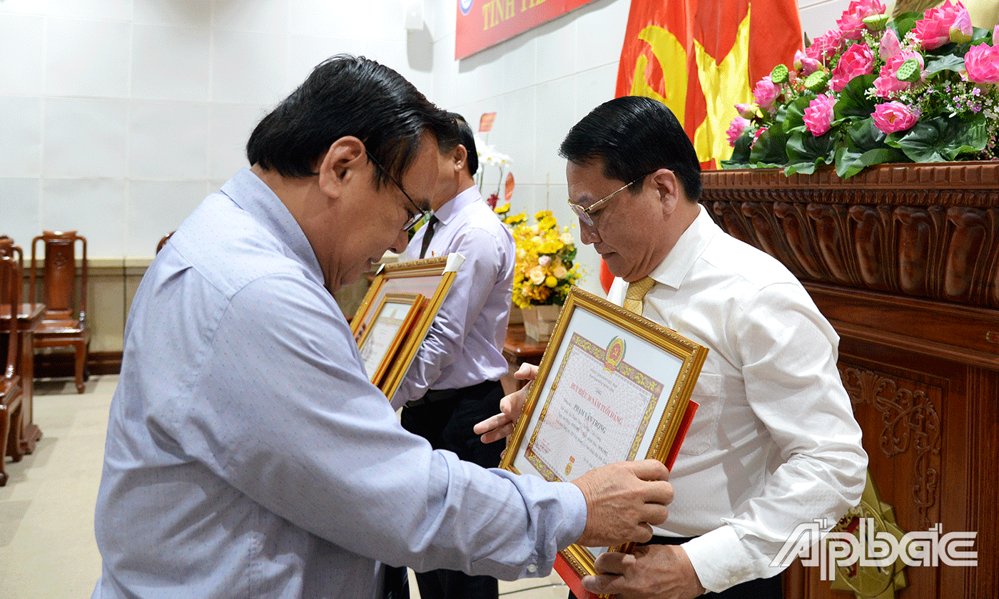 Đồng chí Võ Văn Bình trao Huy hiệu 30 năm tuổi Đảng cho đảng viên Nguyễn Văn Trọng.