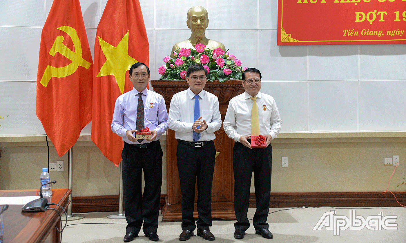 Đồng chí Nguyễn Văn Mười, Phó Chủ tịch UBND tỉnh tặng quà chúc mừng 2 đảng viên.