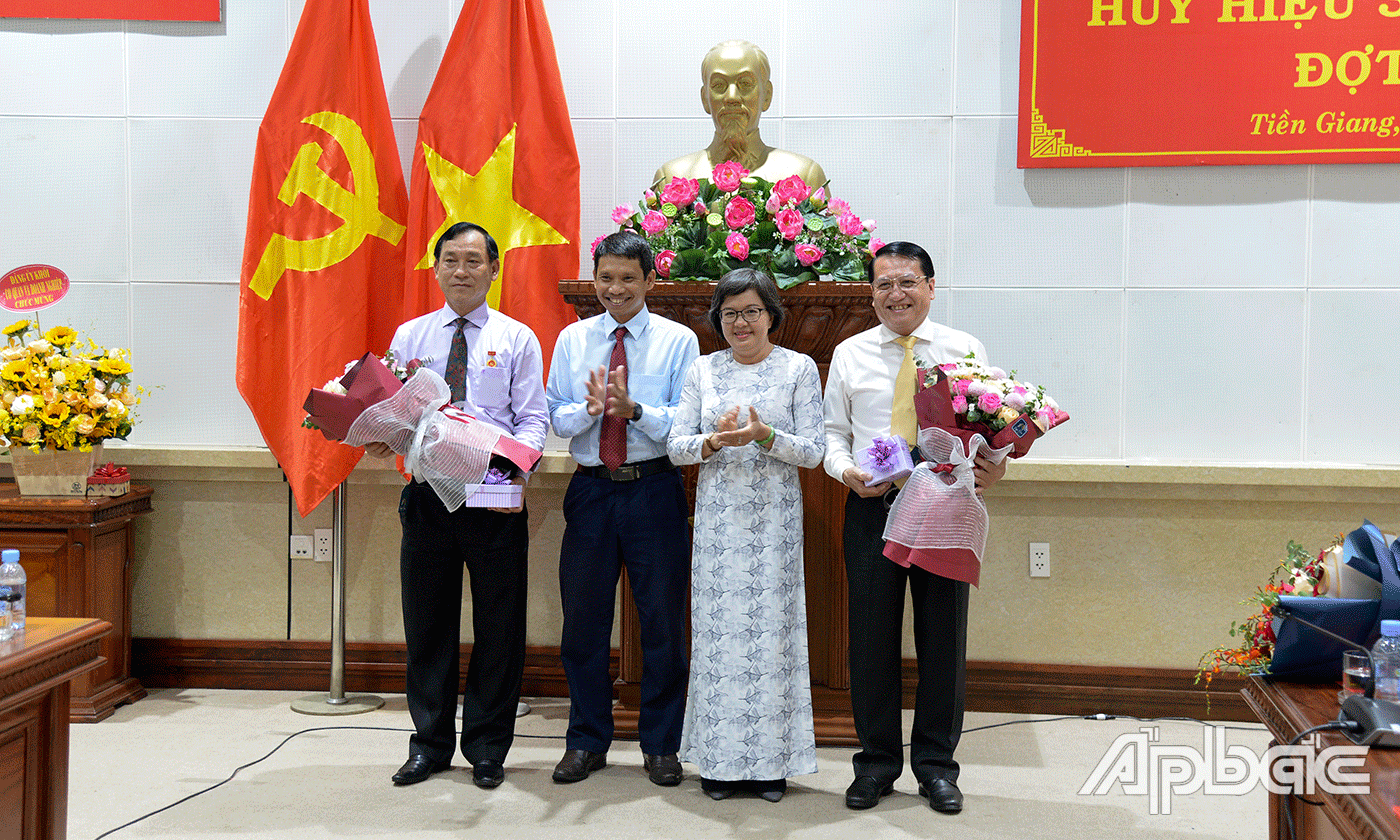 Đại diện Đảng ủy Văn phòng UBND tỉnh tặng hoa chúc mừng các đảng viên.