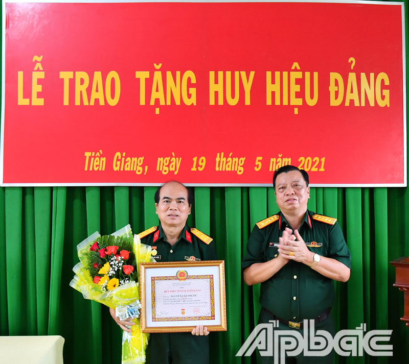 Đồng chí Đại tá Huỳnh Ngọc Huệ, Phó Chính ủy Bộ CHQS tỉnh trao Huy hiệu 30 năm tuổi Đảng cho đồng chí Nguyễn Văn Phước.