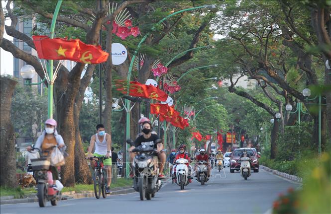 Cờ Đảng, cờ Tổ quốc tung bay trên đường Thanh Niên, Hà Nội. Ảnh: Hoàng Hiếu/TTXVN