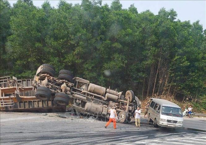 Hiện trường vụ tai nạn do xe container mất phanh lao vào 4 chiếc xe ô tô khác, ngày 20/3/2021, trên Quốc lộ 9, qua địa bàn tỉnh Quảng Trị. Ảnh: Nguyên Lý/TTXVN