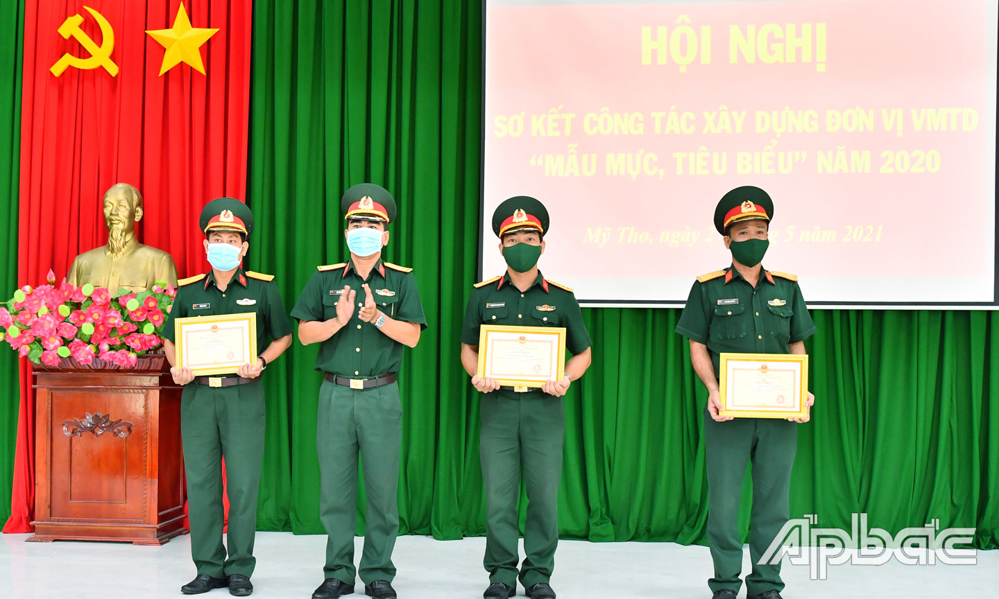 Đồng chí Thượng tá Võ Văn Năng, Chỉ huy trưởng Ban CHQS TP. Mỹ Tho tặng Giấy khen cho các tập thể.