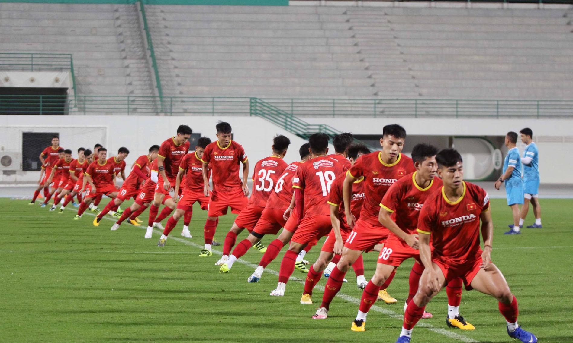 ĐT Việt Nam tập luyện tại UAE.