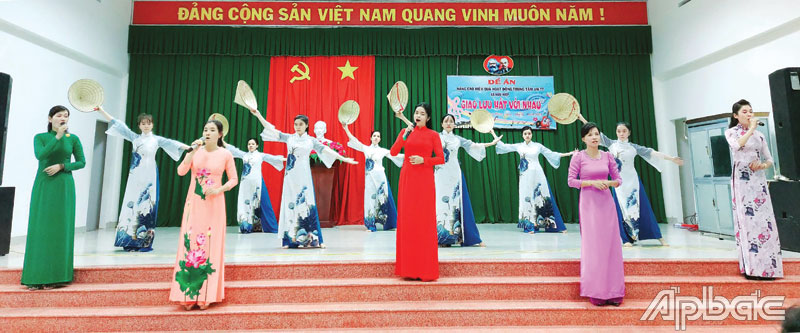 Sinh hoạt giao lưu hát với nhau tại TTVH-TT xã Ngũ Hiệp, huyện Cai Lậy (ảnh chụp thời điểm dịch bệnh chưa bùng phát). 