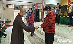Chùa Niệm Phật Liên Hoa tặng quà cho hộ khó khăn
