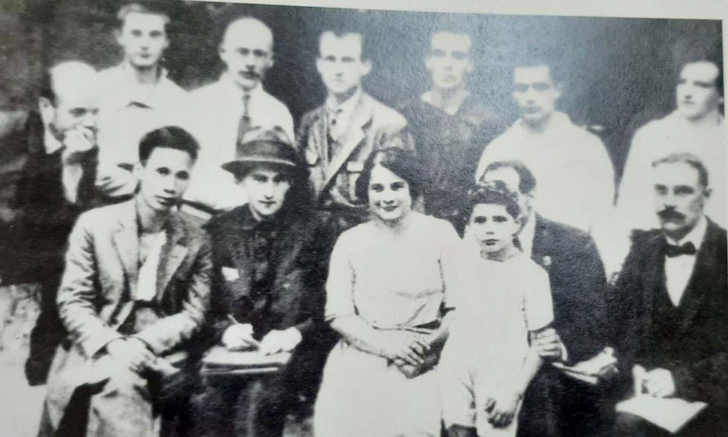 Nguyễn Ái Quốc chụp ảnh một số đại biểu dự Đại hội Quốc tế Cộng sản lần thứ V (7-1924).
