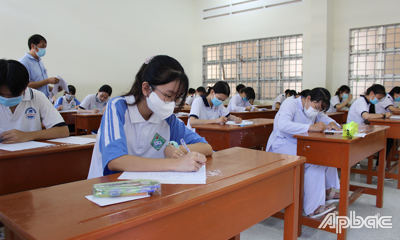 Các thí sinh dự thi môn Ngữ văn tại điểm thi Trường THCS Xuân Diệu thuộc hội đồng thi Trường THPT Nguyễn Đình Chiểu.