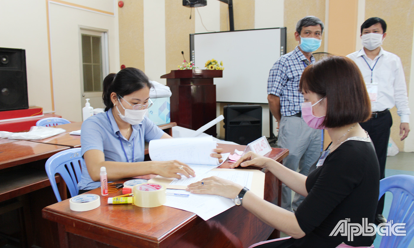 Các thầy cô tập hợp bài thi tại điểm thi trường THCS Lê Ngọc Hân thuộc Hội đồng thi trường THPT Trần Hưng Đạo.