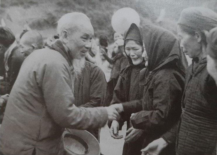 Bà con Pác Bó, Cao Bằng xúc động được gặp lại Bác Hồ sau 20 năm xa cách, ngày 20-2-1961.