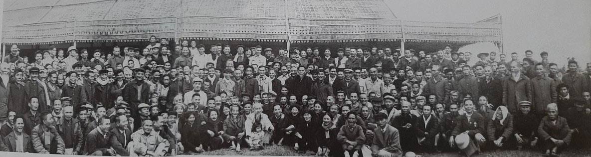 Người chụp ảnh cùng các chiến sĩ cách mạng lão thành tham gia Phong trào Xô Viết – Nghệ Tĩnh 1930-1931, tháng 9-12-1961.