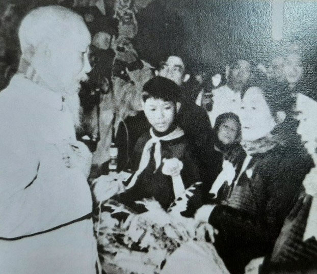 Chủ tịch Hồ Chí Minh trò chuyện cùng Mẹ Suốt, người anh hùng đã chèo đò đưa bộ đội qua sông Nhật Lệ, tỉnh Quảng Bình dưới bom đạn của Mỹ, ngày 30-12-1966.