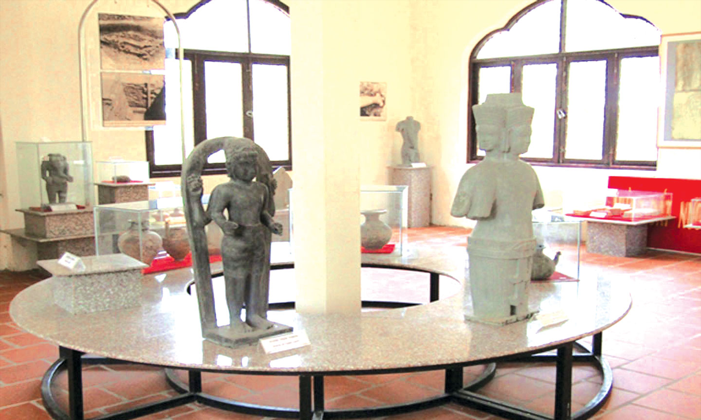 Các hiện vật tại nhà trưng bày ở Khu di tích Gò Thành.  Ảnh: mytiengiang.vn