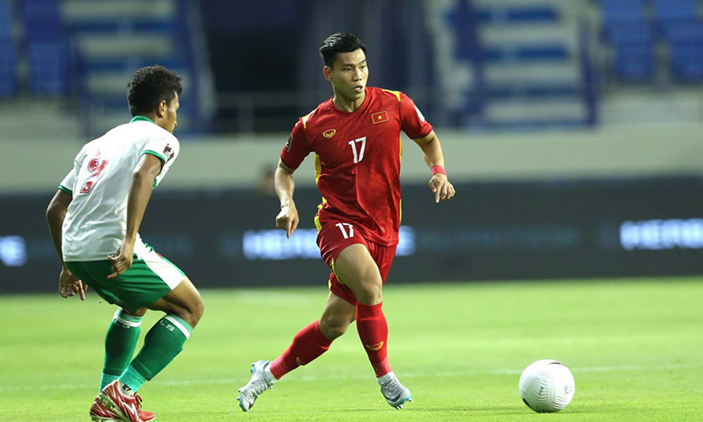 Văn Thanh (áo đỏ) đã có một trận đấu xuất sắc khi lên công về thủ và đóng góp một bàn thắng cho Đọi tuyển Việt Nam. Ảnh: Vietnamnet.vn