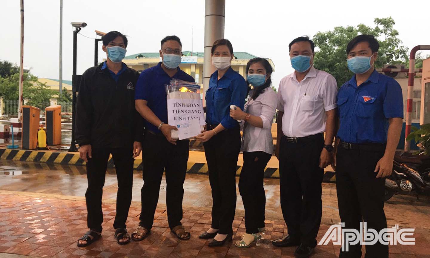 Đồng chí Nguyễn Thị Mỹ Nương thăm, động viên các thanh niên tình nguyện tham gia phòng chống dịch ở huyện Gò Công Đông.