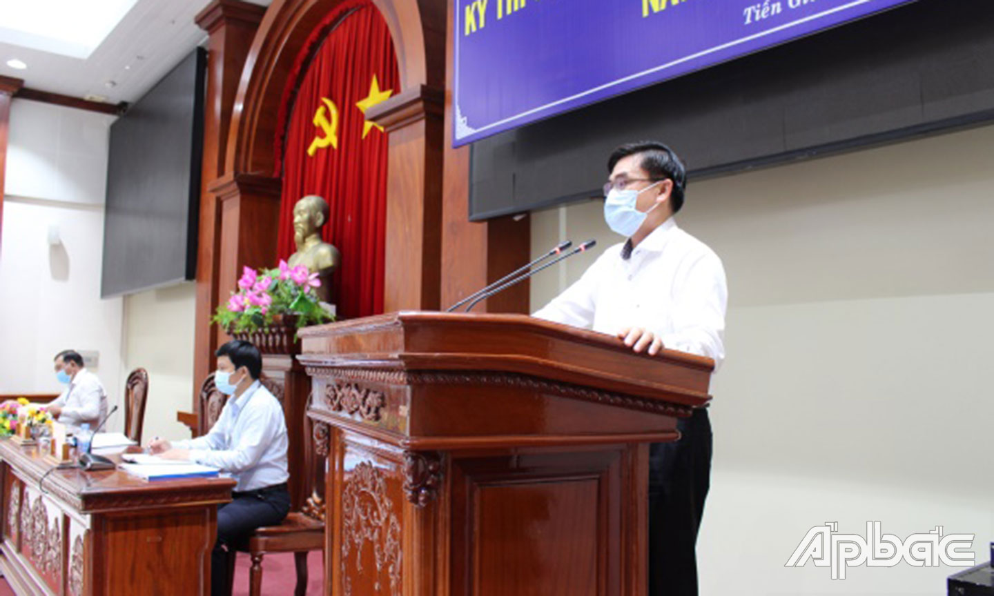 Đồng chí Nguyễn Văn Mười phát biểu tại cuộc họp.