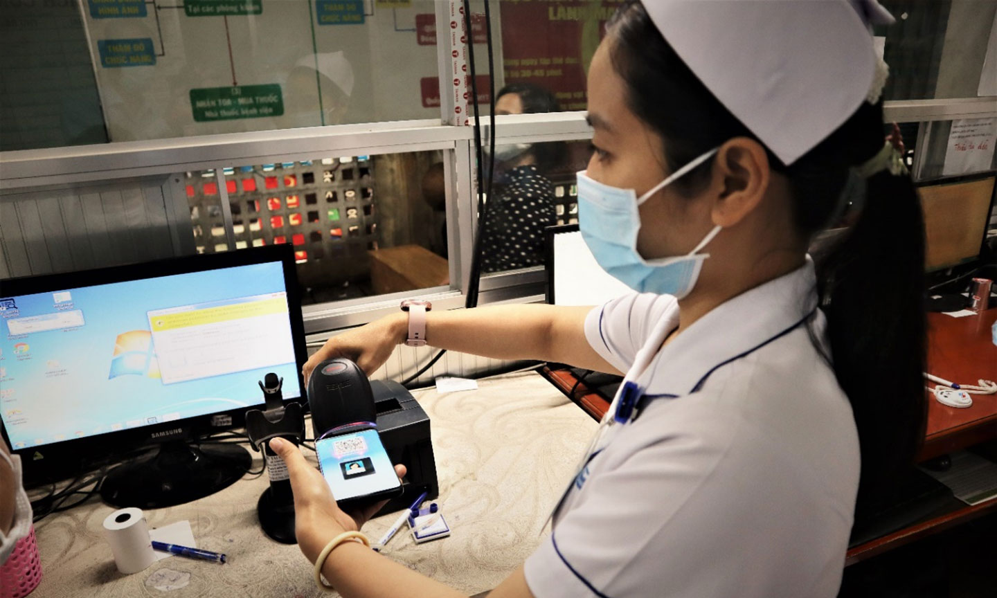  Nhân viên tại phòng khám bệnh quét mã QR trên ứng dụng VssID tại Bệnh viện đa khoa trung tâm Tiền Giang.