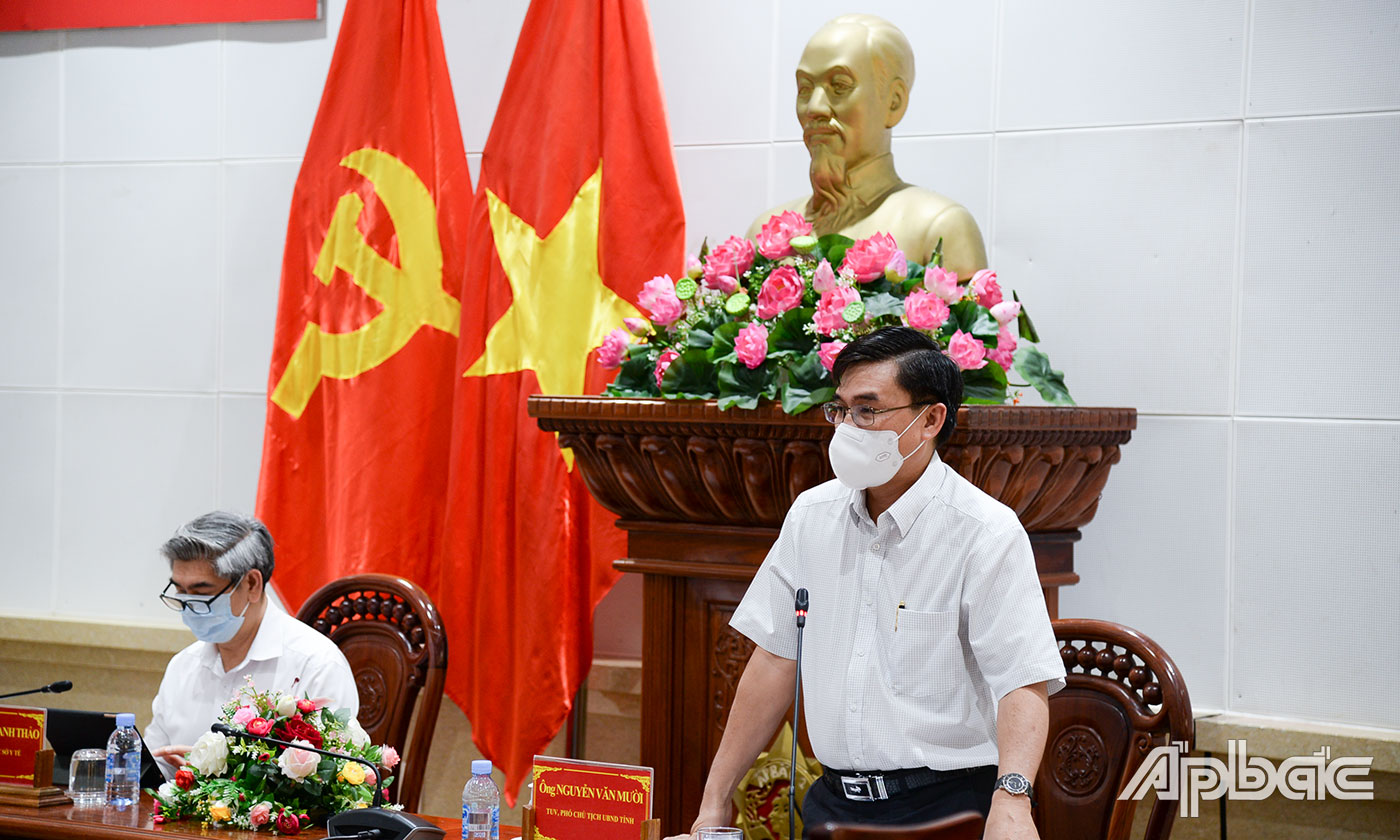 Đồng chí Nguyễn Văn Mười phát biểu tại cuộc họp. 