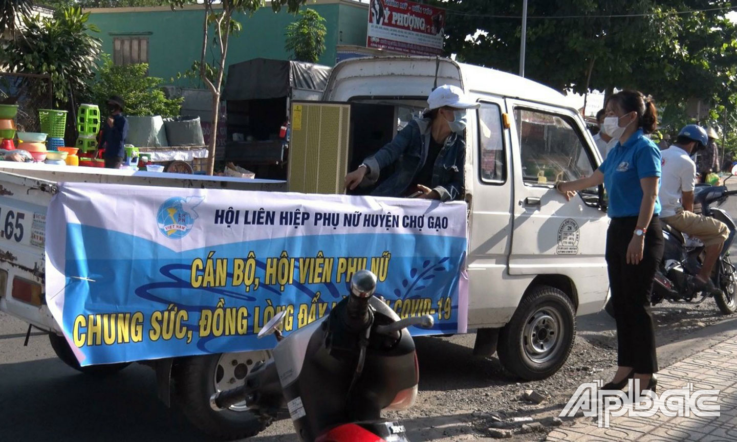 Hội Liên hiệp phụ nữ huyện Chợ Gạo phát loa lưu động truyên truyền phòng, chống dịch trên các tuyến đường