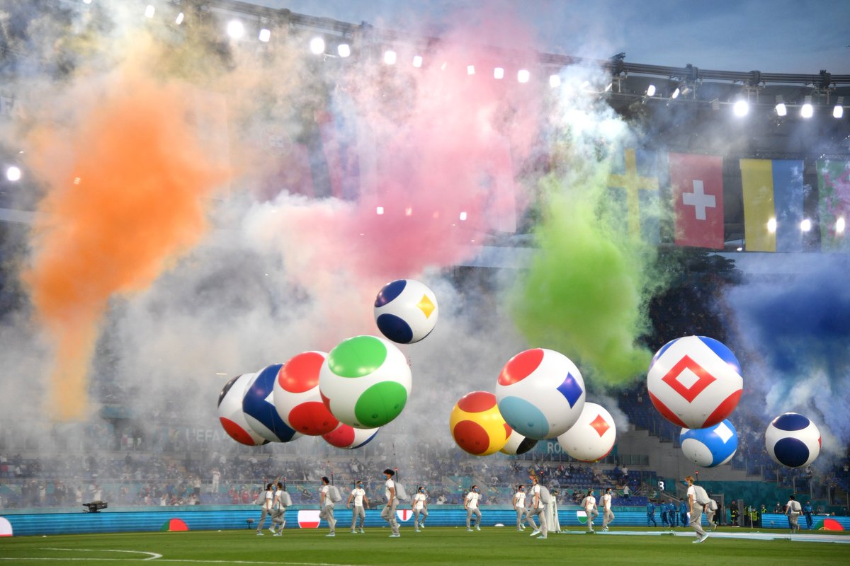 Những trái bóng bay cỡ lớn, được in những họa tiết cách điệu đại diện cho 24 đội bóng tham gia giải đấu.