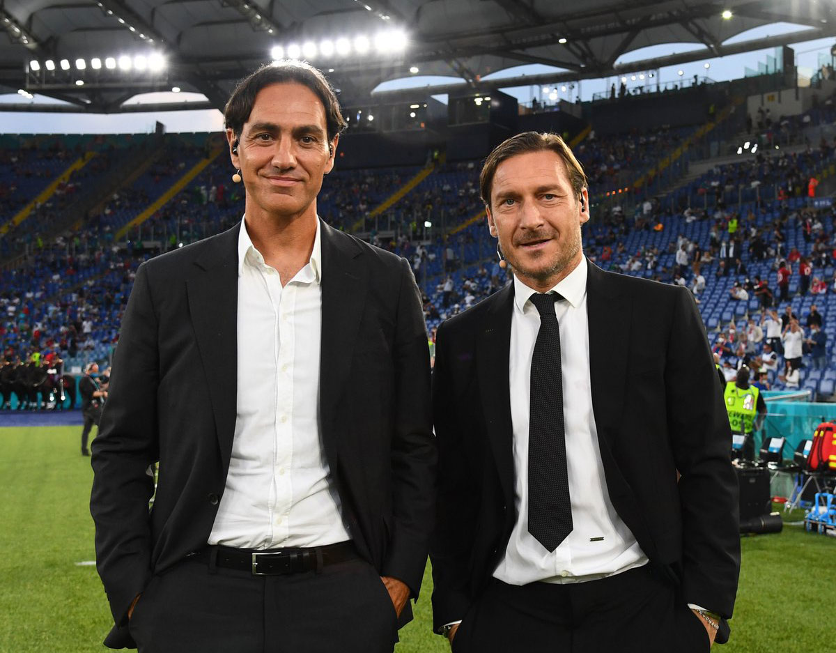 Hai huyền thoại của bóng đá Italy, Francesco Totti và Alessandro Nesta chào đón người hâm mộ tại lễ khai mạc.