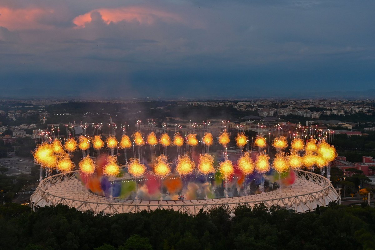 Pháo hoa rực sáng sân Stadio Olimpico, chính thức mở màn mùa Euro năm nay.