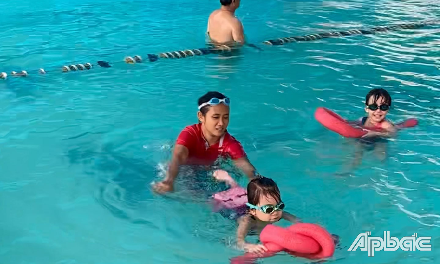 Tăng cường dạy bơi để phòng, chống  đuối nước cho trẻ.  Ảnh: T.L
