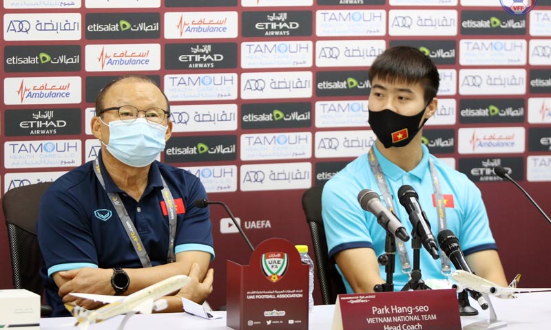 HLV Park Hang-seo và học trò Đỗ Duy Mạnh tại cuộc họp báo trước trận đấu.