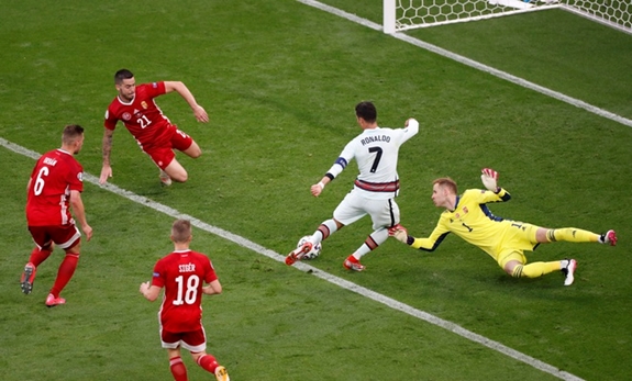 Ronaldo lập cú đúp, ấn định chiến thắng 3-0 cho Bồ Đào Nha. Ảnh: UEFA.  