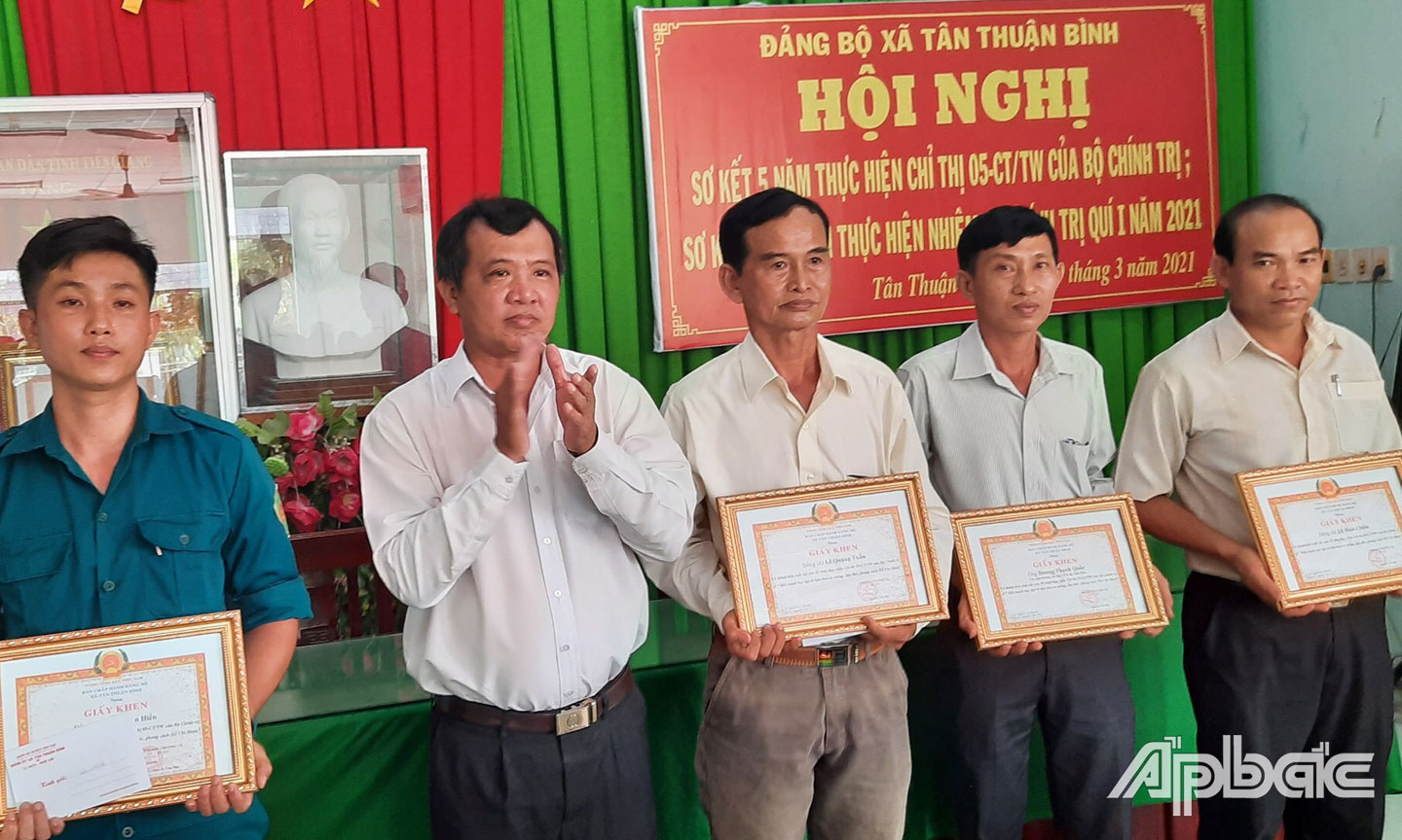 Đảng ủy xã Tân Thuận Bình khen thưởng các tập thể và cá nhân có thành tích xuất sắc trong thực hiện Chỉ thị 05 của Bộ Chính trị khóa XII.