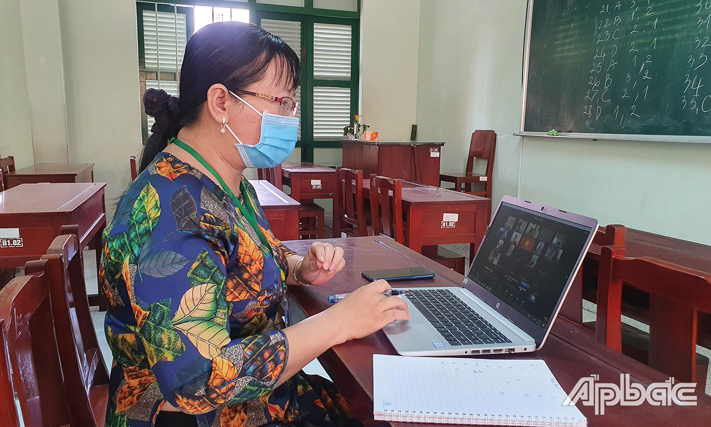 Giáo viên Trường THPT Nguyễn Đình Chiểu trong giờ ôn tập trực tuyến cho học sinh lớp 12.