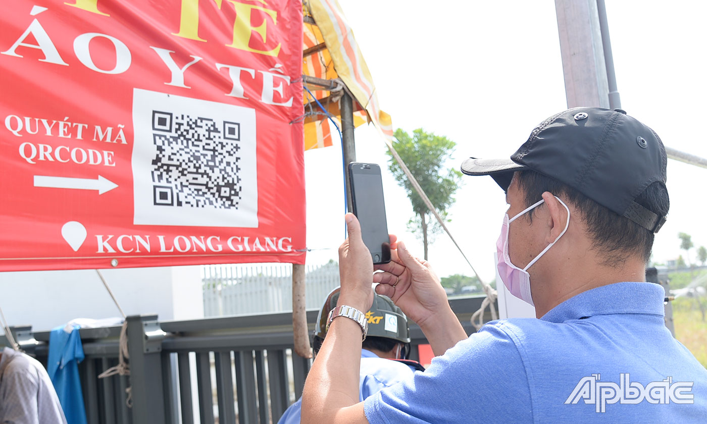Người vào KCN Long Giang khai báo y tế bằng cách quét mã QR code.