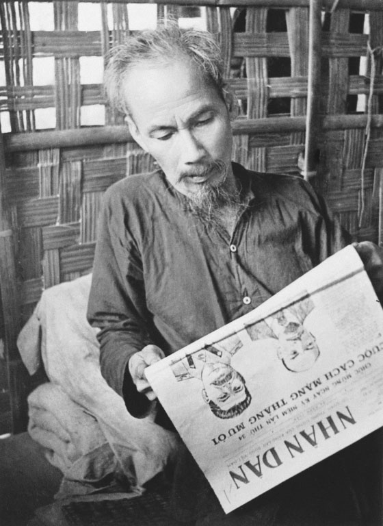 Bác Hồ đọc Báo Nhân Dân ở chiến khu Việt Bắc năm 1951. 
