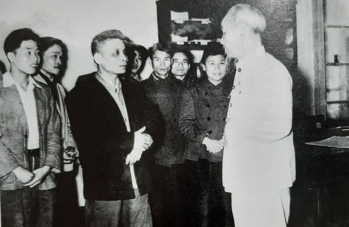 Bác Hồ thăm và làm việc với Báo Nhân Dân mùa xuân năm 1957.
