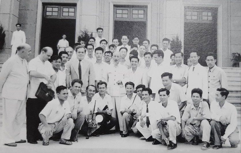 Bác Hồ chụp ảnh lưu niệm cùng với các nhà báo trong nước và nước ngoài đưa tin, chụp ảnh về Đại hội Đảng toàn quốc lần thứ 3 vào tháng 9-1960.