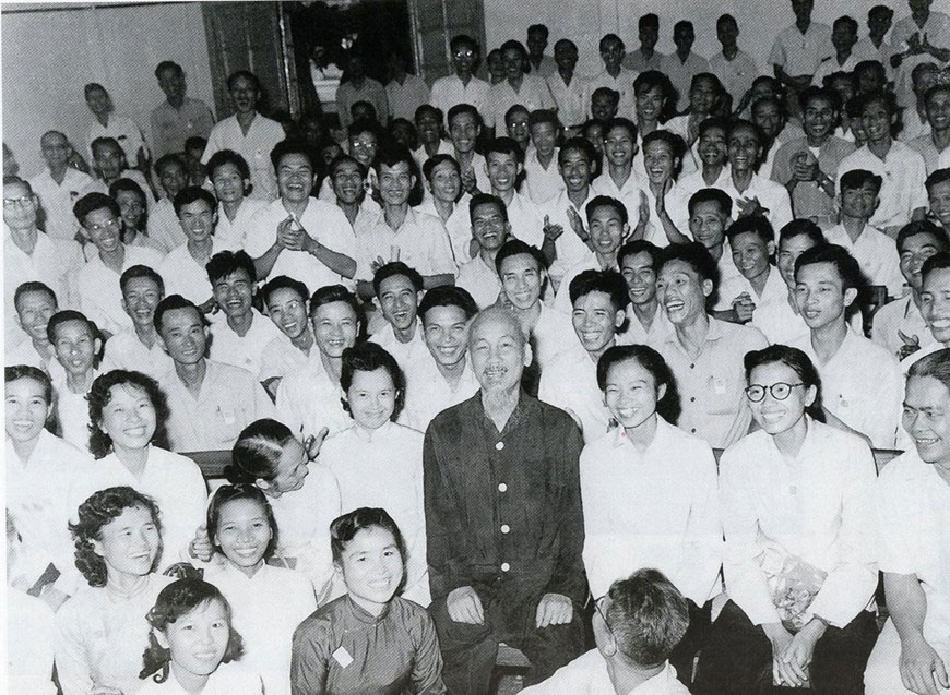 Bác Hồ chụp ảnh lưu niệm cùng với các đại biểu tại Đại hội III Hội Nhà báo Việt Nam năm 1962.
