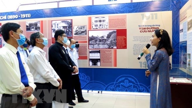 Visitors at the exhibition on President Ho Chi Minh in Hue (Photo: VNA).