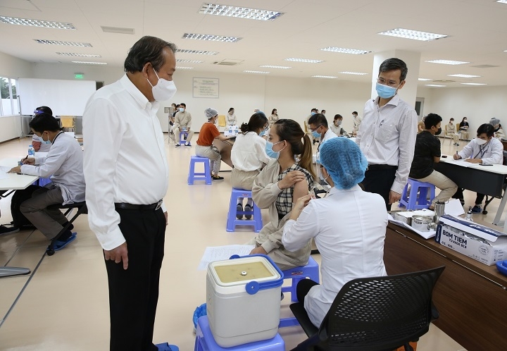  Deputy Prime Minister Truong Hoa Binh visits the COVID-19 vaccination area. (Photo: VGP).