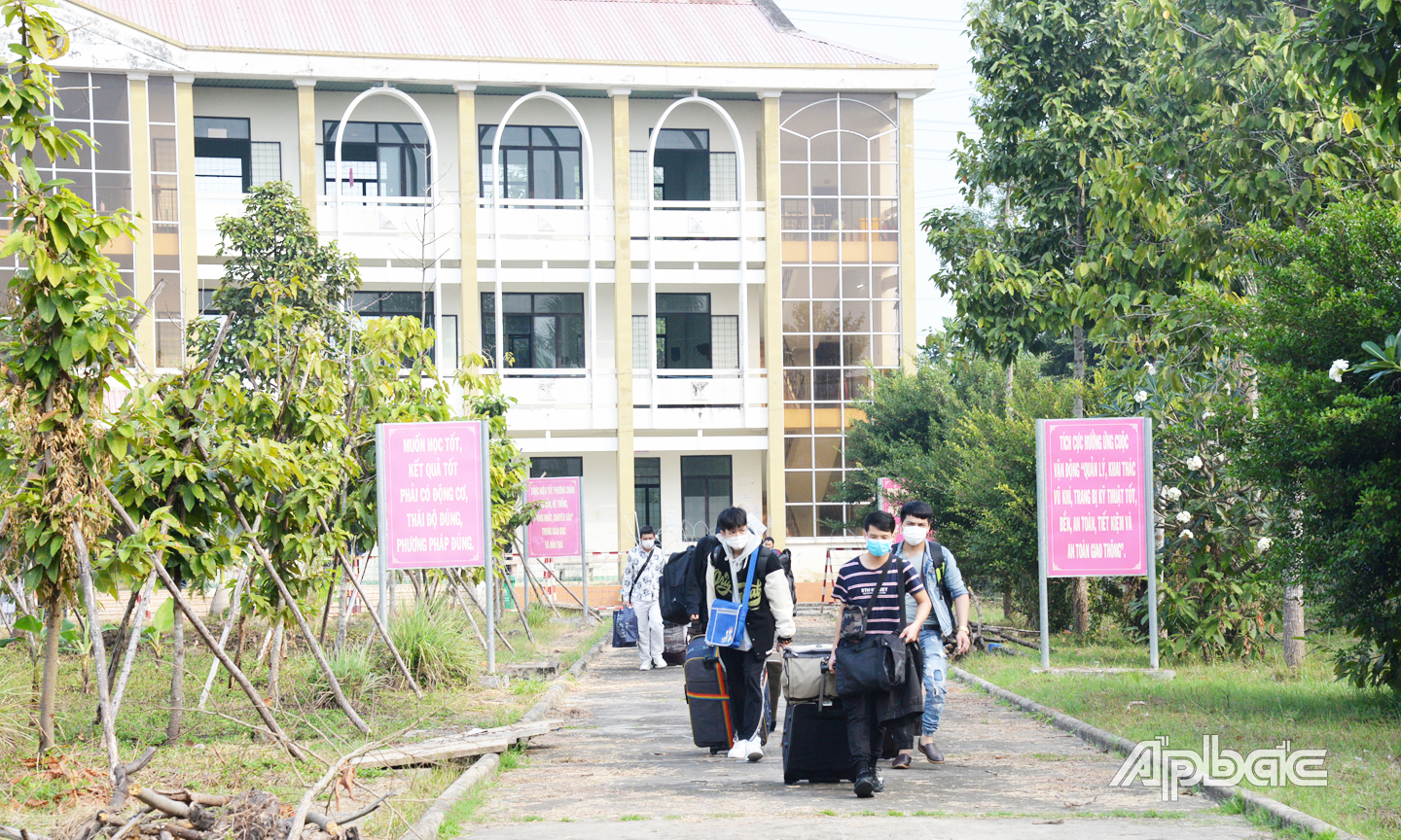 Toàn bộ công nhân, người lao động Công ty TNHH MTV Khang Hinh được đưa đến cách ly y tế tập trung tại khu cách ly Tiểu đoàn Ấp Bắc