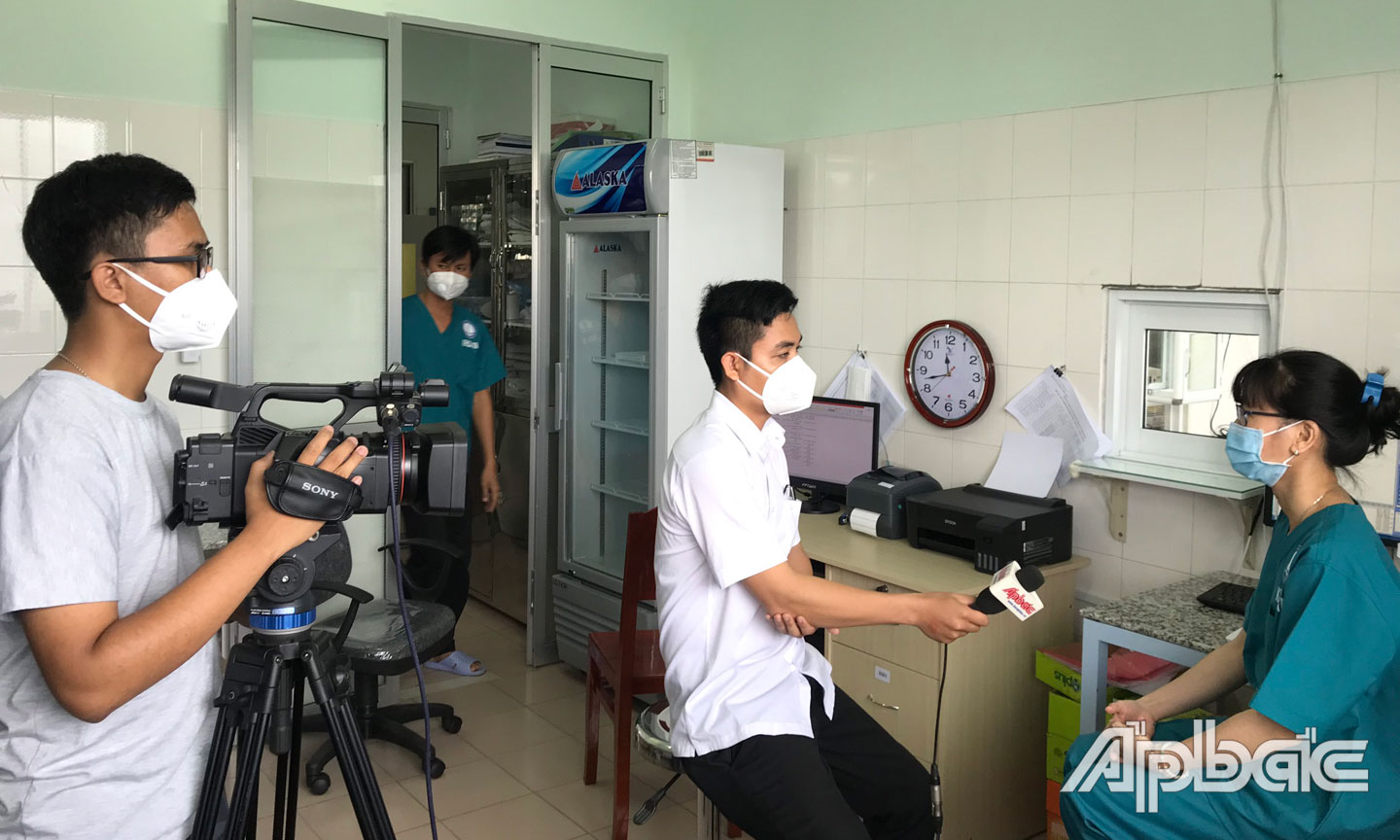 Phóng viên Báo Ấp Bắc tác nghiệp tại Khoa Xét nghiệm, Bệnh viện Đa khoa Trung tâm tỉnh Tiền Giang.                                                                         Ảnh: PV