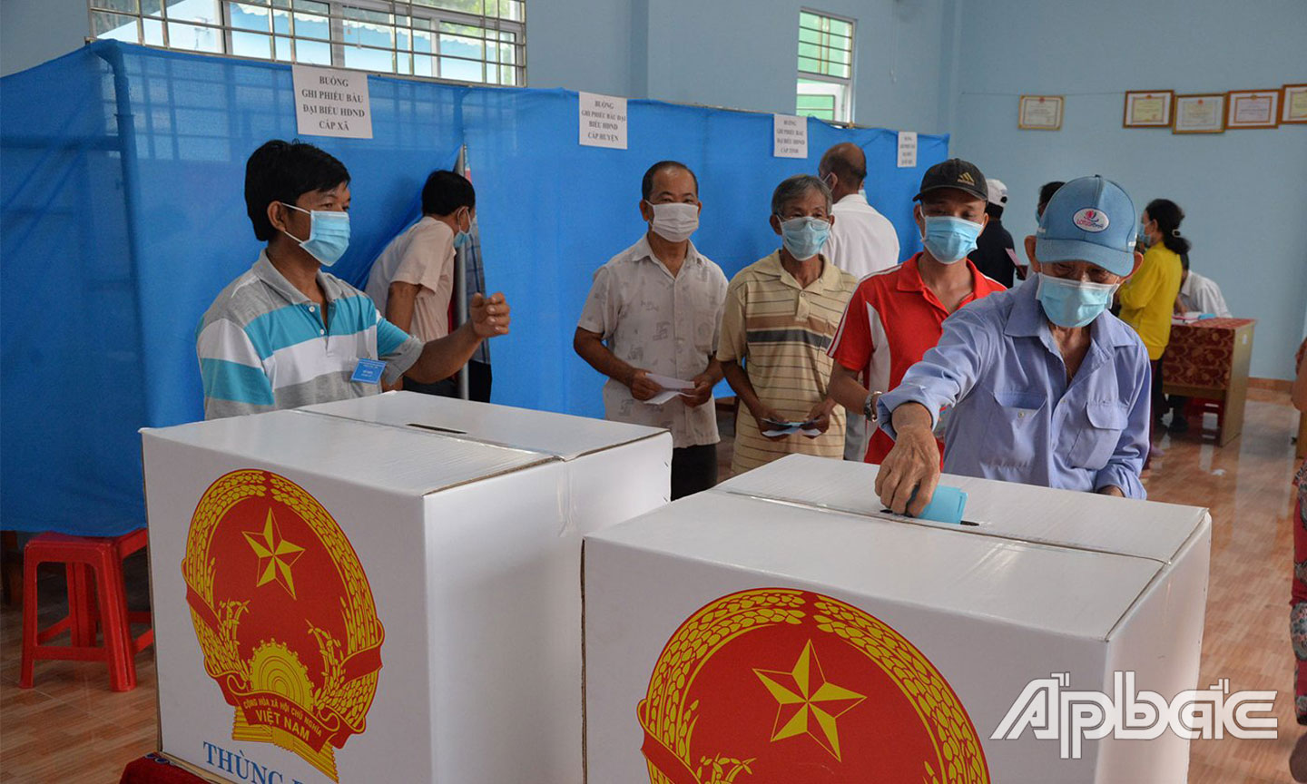 Cử tri huyện Châu Thành đi bỏ phiếu.                                                      Ảnh: THU HOÀI