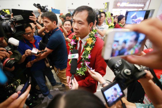 Truyền thông Việt Nam chào đón người hùng Hoàng Xuân Vinh trở về từ Olympic 2016. Tác giải: HẢI ĐĂNG
