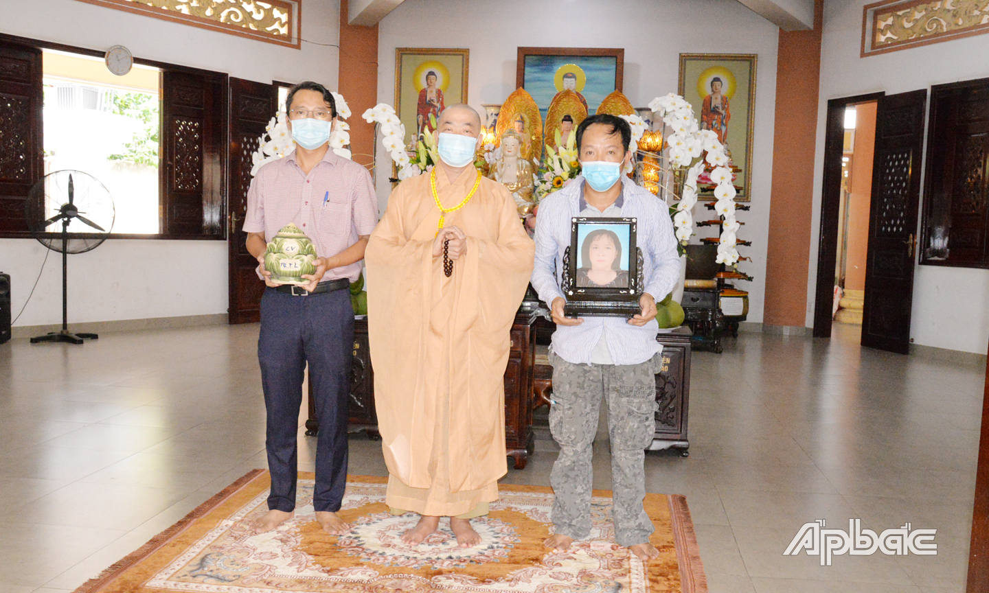 Tro cốt và di ảnh của BN11793 được đón về chùa Trường Sanh, phường 2, TP. Mỹ Tho