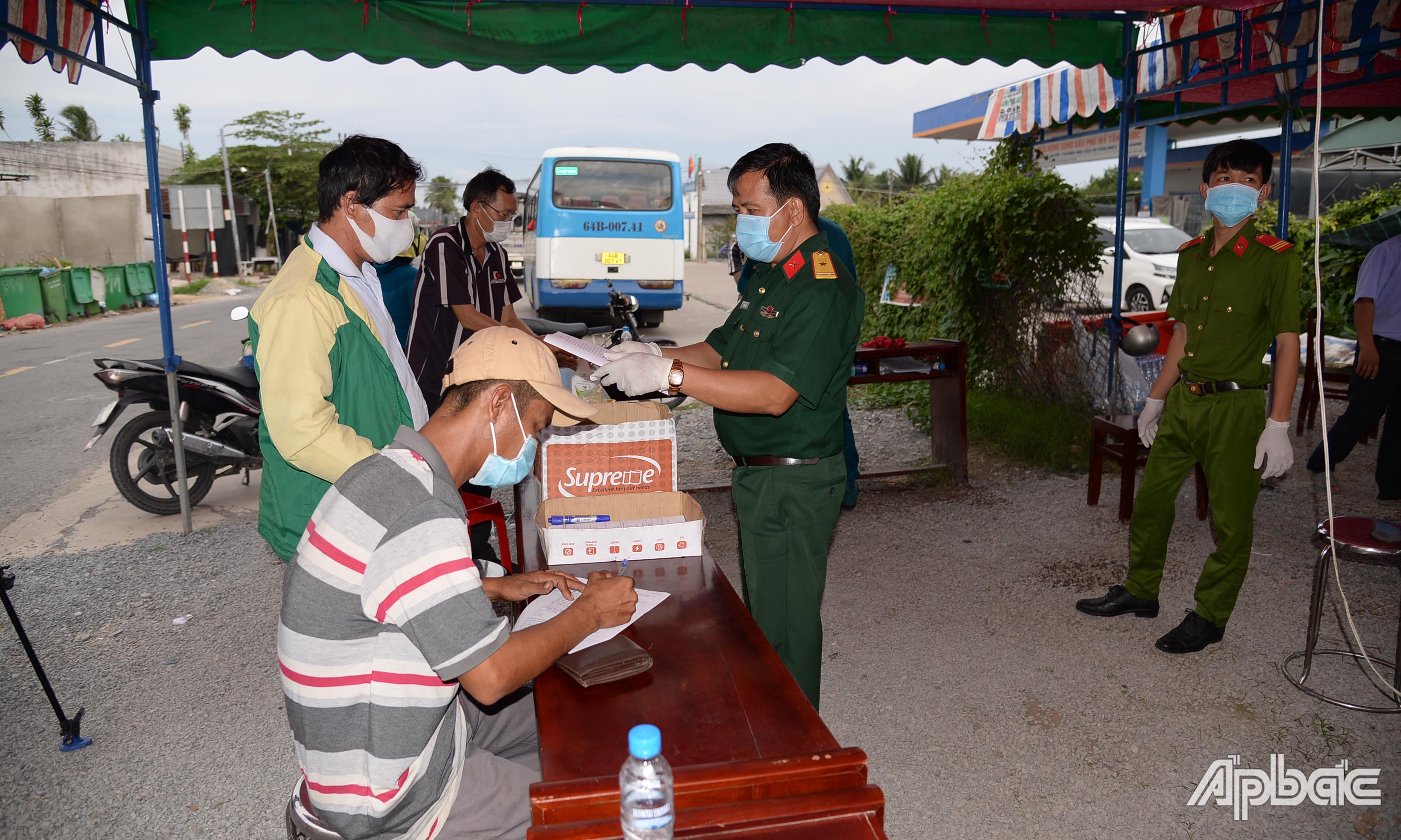 Người dân khai báo y tế tại Chốt kiểm soát dịch Covid-19 xã Phú Mỹ.